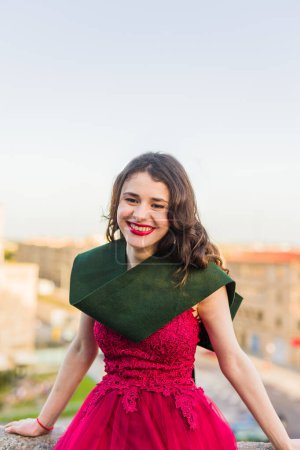 Foto de Éxito y logro licenciatura. Retrato de felicidad en Salamanca Campus con vestido largo y estola de graduación. Una persona en Europa, España - Imagen libre de derechos
