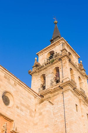 Téléchargez les photos : Communauté de Madrid, UNESCO Vieille ville médiévale historique de Cervantes. Façade religieuse catholique clocher détail. Contexte chrétien - en image libre de droit