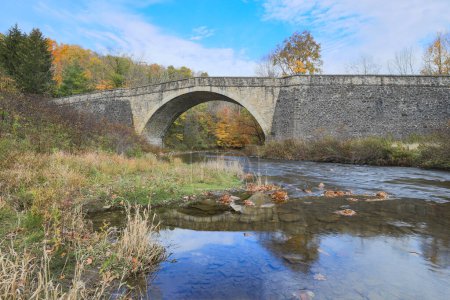 Téléchargez les photos : Belle couleur automnale entourant le pont de la rivière Casselman dans le comté de Garrett Maryland - en image libre de droit