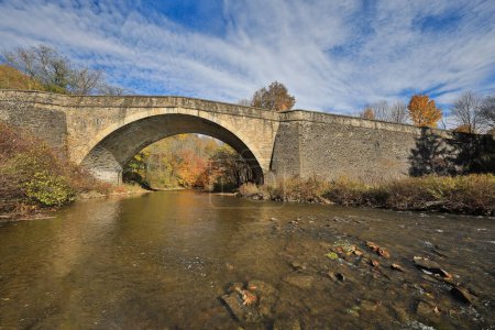 Téléchargez les photos : Belle couleur automnale entourant le pont de la rivière Casselman dans le comté de Garrett Maryland - en image libre de droit