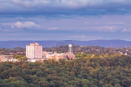 Morgantown West Virginia City Skyline con el West Virginia University Engineering Building