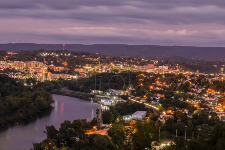 Téléchargez les photos : Morgantown City Skyline lumières avec des reflets dans la rivière Monongahela au crépuscule - en image libre de droit