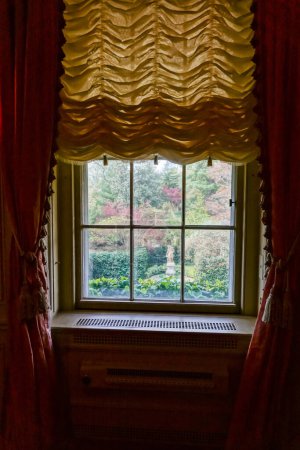Schönes Fenster zum Garten im Hillwood Mansion Museum von Marjorie, Merriweather Post in Washington, DC