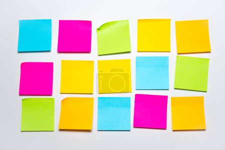 Conjunto de coloridas notas adhesivas en blanco de fondo. Vacío pegajoso bloc de notas colección de espacio de copia de papel pegado en la pared