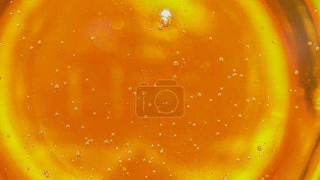 Foto de Macro cerrar fondo burbujas de jarabe de naranja flotante. Espesante jarabe de maíz e ingrediente edulcorante. Productos y usos comerciales en la preparación de alimentos - Imagen libre de derechos