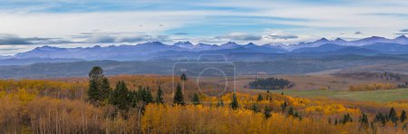 Foto de Montaña rocosa canadiense paisaje y fondo panorámico de color otoño. Alberta prairie valley scenery and mountain lookout background. Hermoso panorama del bosque otoñal y las montañas - Imagen libre de derechos