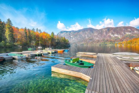 Herrliche Aussicht auf den Bohinjer See mit Booten im Herbst. Beliebtes Touristenziel Ort: Gemeinde Bohinj, Oberkrainer Region, Nationalpark Triglav, Slowenien, Europa