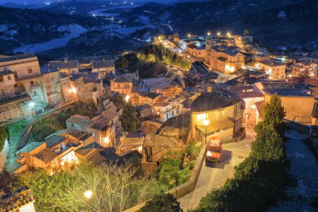 Téléchargez les photos : Amazing night view of old famous medieval village Stilo in Calabria. View on city and valley. Southern Italy. Sicily. Europe. - en image libre de droit