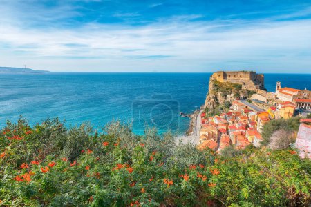 Impresionante playa y pueblo Scilla con antiguo castillo medieval en roca Castello Ruffo, coloridas casas tradicionales italianas típicas en la costa mediterránea del mar Tirreno, Calabria, sur de Italia