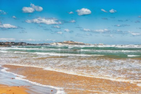 Téléchargez les photos : Vue magnifique sur la plage de Vieste et Pizzomunno, péninsule du Gargano, Pouilles, Italie du Sud, Europe. - en image libre de droit