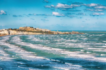 Téléchargez les photos : Vue magnifique sur la plage de Vieste et Pizzomunno, péninsule du Gargano, Pouilles, Italie du Sud, Europe. - en image libre de droit