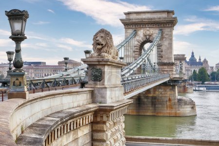 Foto de Impresionante escena diaria con el puente Chain sobre el río Danubio. Ubicación: Budapest, Hungría, Europa. - Imagen libre de derechos
