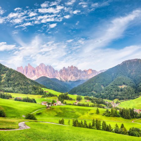Fabelhafte Szene des herrlichen Dorfes Santa Maddalena in den Dolomiten. Lage: Santa Maddalena Dorf, Villnösser Tal, Trentino-Südtirol, Dolomiten, Italien, Europa