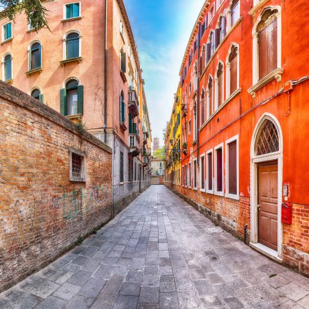 Téléchargez les photos : Paysage urbain fabuleux de Venise avec des rues étroites et des bâtiments traditionnels. Localisation : Venise, Vénétie, Italie, Europe - en image libre de droit