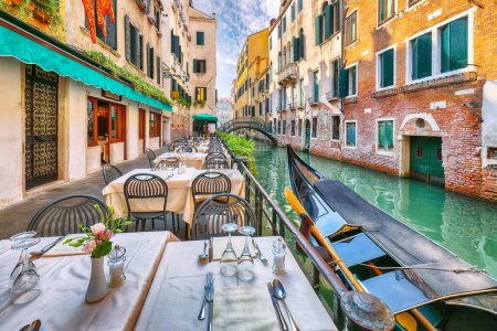 Fabuloso paisaje urbano de Venecia con canales estrechos, barcos y góndolas y puentes con edificios tradicionales. Ubicación: Venecia, Veneto, Italia, Europa