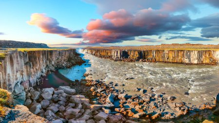 Téléchargez les photos : Vue imprenable sur la cascade fantastique et les cascades de la cascade Selfoss. Lieu : Parc national de Vatnajokull, rivière Jokulsa a Fjollum, nord-est de l'Islande, Europe - en image libre de droit