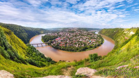 Foto de Increíble vista panorámica desde arriba a la famosa ciudad ucraniana Zaleshchiki en el cañón del río Dnister. Ucrania, región de Ternopil - Imagen libre de derechos