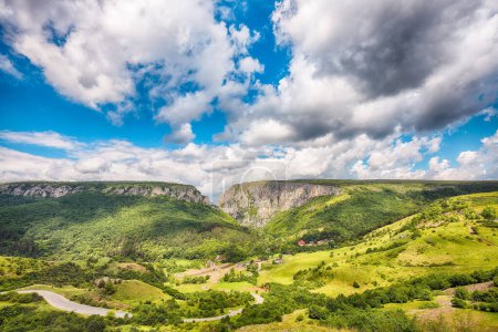 Vue imprenable sur la réserve naturelle de Turda Gorge (Cheile Turzii) avec des sentiers balisés pour les randonnées sur la rivière Hasdate. Situation : près de Turda près de Cluj-Napoca, en Transylvanie, Roumanie, Europe
