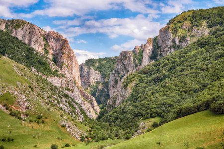 Increíble vista de la reserva natural de Turda Gorge (Cheile Turzii) con senderos marcados para caminatas en el río Hasdate. Ubicación: cerca de Turda cerca de Cluj-Napoca, en Transilvania, Rumania, Europa