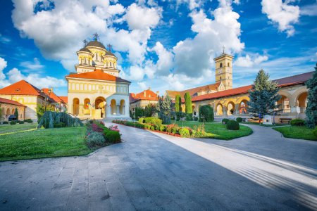 Increíble Coronación Catedral Ortodoxa en Alba Carolina Fortaleza. Escena dramática de verano en Transilvania: Ubicación: Alba Iulia, Alba County, Rumania, Europa