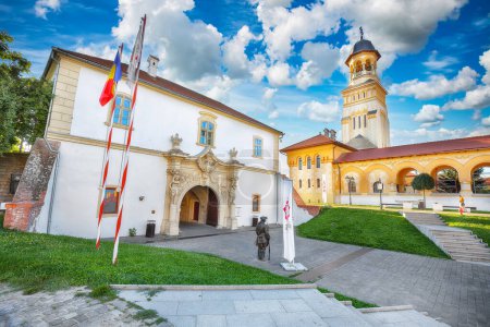 Increíble paisaje urbano de Coronación Catedrales ortodoxas y católicas dentro de la fortaleza fortificada de Alba Carolina. Ubicación: Alba Iulia, Alba County, Romania, Europe
