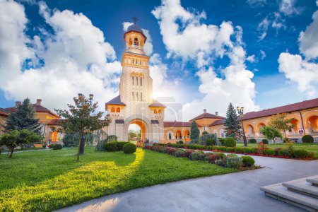 Increíble paisaje urbano con campanario de la Catedral de Coronación Ortodoxa dentro de la fortaleza fortificada de Alba Carolina. Ubicación: Alba Iulia, Alba County, Romania, Europe