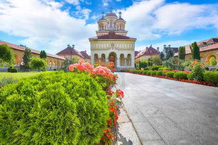 Increíble Coronación Catedral Ortodoxa en Fortaleza de Alba Iulia. Escena dramática de verano en Transilvania: Ubicación: Alba Iulia, Alba County, Rumania, Europa