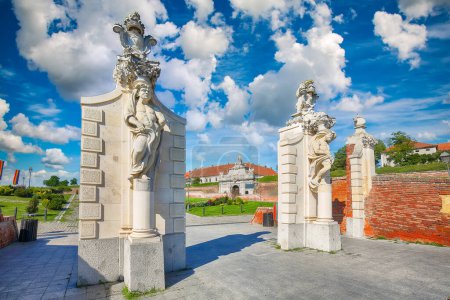 Paysage urbain incroyable et vue à la porte principale pour l'entrée dans la forteresse médiévale d'Alba Iulia (Caroline). Emplacement : Alba Iulia, Alba County, Roumanie, Europe