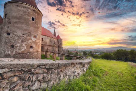 Herrlicher Blick auf das Hunyad Castle / Corvin 's Castle mit Holzbrücke am Morgen. Traumhafter Sommersonnenaufgang. Standort: Hunedoara, Siebenbürgen, Rumänien, Europa