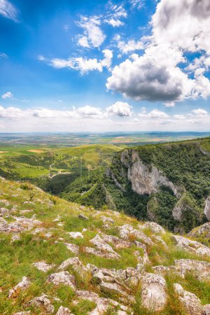 Herrliche Aussicht auf das Naturschutzgebiet der Turda-Schlucht (Cheile Turzii) mit markierten Wanderwegen am Fluss Hasdate. Ansicht von oben. Lage: in der Nähe von Turda in der Nähe von Cluj-Napoca, in Siebenbürgen, Rumänien, Europa