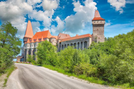 Faszinierender Morgenblick auf Schloss Hunyad / Schloss Corvin mit Holzbrücke. Traumhaft sonniger Sommertag. Standort: Hunedoara, Siebenbürgen, Rumänien, Europa