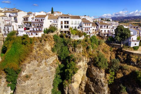 Téléchargez les photos : Village andalou de maisons blanches suspendues à la gorge qui forme l'érosion de la rivière, Ronda Malaga - en image libre de droit