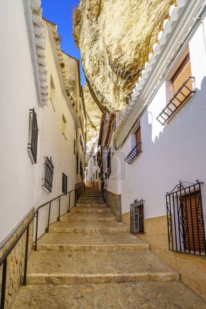 Callejón estrecho y empinado con casas talladas en la roca de la montaña, Setenil de las Bodegas, Andalucia