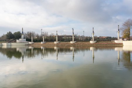 Foto de Public park with a large lake that reflects in the water the decorative architecture of the park, Tres Cantos, Madrid - Imagen libre de derechos