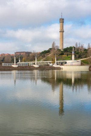 Foto de Public park with a large lake and communications tower in the city of Tres Cantos, Madrid, Spain - Imagen libre de derechos