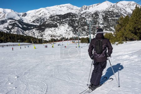 Foto de Skier next to the ski slopes, ready to go down the slope, Pyrenees, Grandvalira, Andorra - Imagen libre de derechos