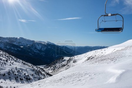Foto de Empty ski lift chair with snowy landscape in the background in the Pyrenees, Andorra - Imagen libre de derechos
