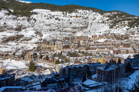 Foto de Urbanization of mountain houses on the slope of the snowy mountain in the Pyrenees, Andorra - Imagen libre de derechos