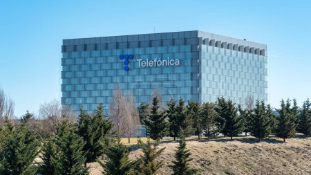 Foto de Madrid, España, 4 de febrero de 2023: Edificio de vidrio y metal de la multinacional Telefónica en su sede - Imagen libre de derechos