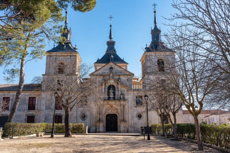 Foto de Monumental complex of church and palace next to a wooded public park in the city of Nuevo Baztan, Madrid - Imagen libre de derechos