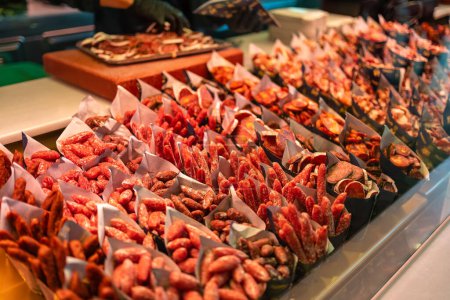 Téléchargez les photos : Fuet et chorizo, saucisses de porc pour grignoter, Marché San Miguel, Madrid - en image libre de droit