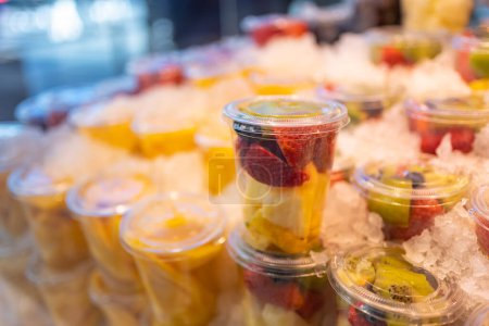 Fruits comptés dans des récipients individuels prêts à la consommation et conservés avec de la glace, Mercado de San Miguel, Madrid