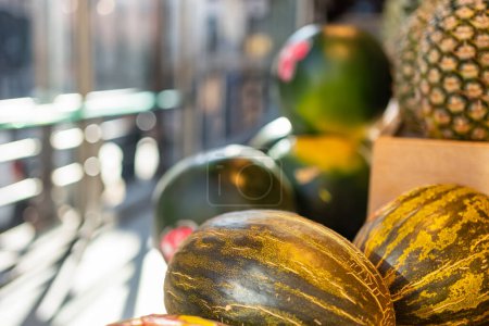 Téléchargez les photos : Melons et pastèques exposés à la vente dans un magasin de fruits à Madrid, Mercado de San Miguel - en image libre de droit