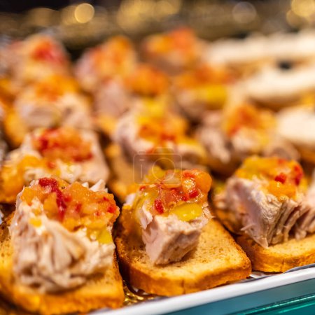 Téléchargez les photos : Snacks au thon exposés dans un magasin à consommer sur place, Mercado de San Miguel, Madrid - en image libre de droit