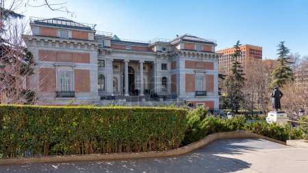 Foto de Fachada de acceso al interior del Museo del Prado en la ciudad turística de Madrid - Imagen libre de derechos