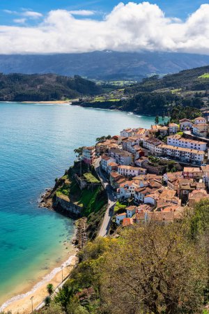 Téléchargez les photos : Vue aérienne du joli village touristique de Lastres sur la côte nord de la mer Cantabrique dans les Asturies, Espagne - en image libre de droit