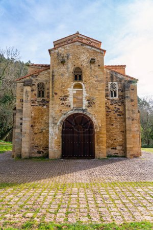 Foto de Iglesia románica muy antigua de San Miguel de Lillo, en el norte de España, Asturias - Imagen libre de derechos