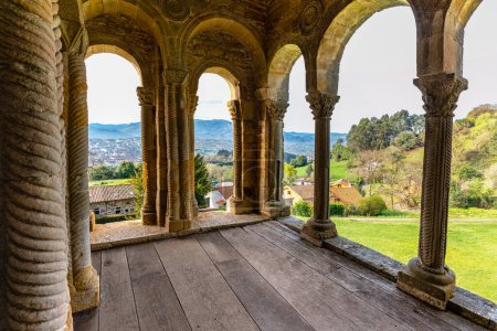 Innenraum der romanischen Kirche Santa Maria del Naranco mit Säulen und Bögen aus Stein, Oviedo, Spanien