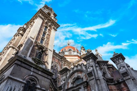 Téléchargez les photos : Basilique de San Juan dans le centre historique de la ville monumentale d'Oviedo, Asturies, Espagne - en image libre de droit