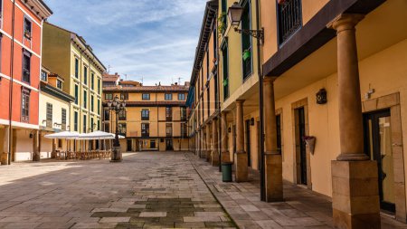 Téléchargez les photos : La place du marché de Fontan est située dans le centre historique d'Oviedo et est entourée de bars et boutiques, Asturies - en image libre de droit